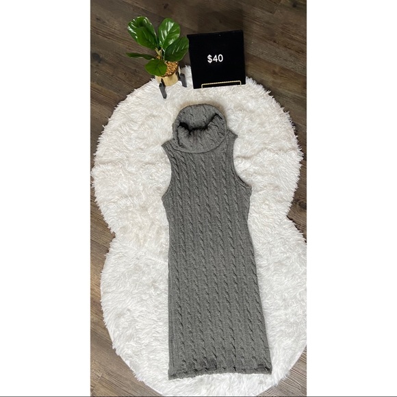 Dresses & Skirts - Sleeveless dress that’s PERFECT FOR FALL!